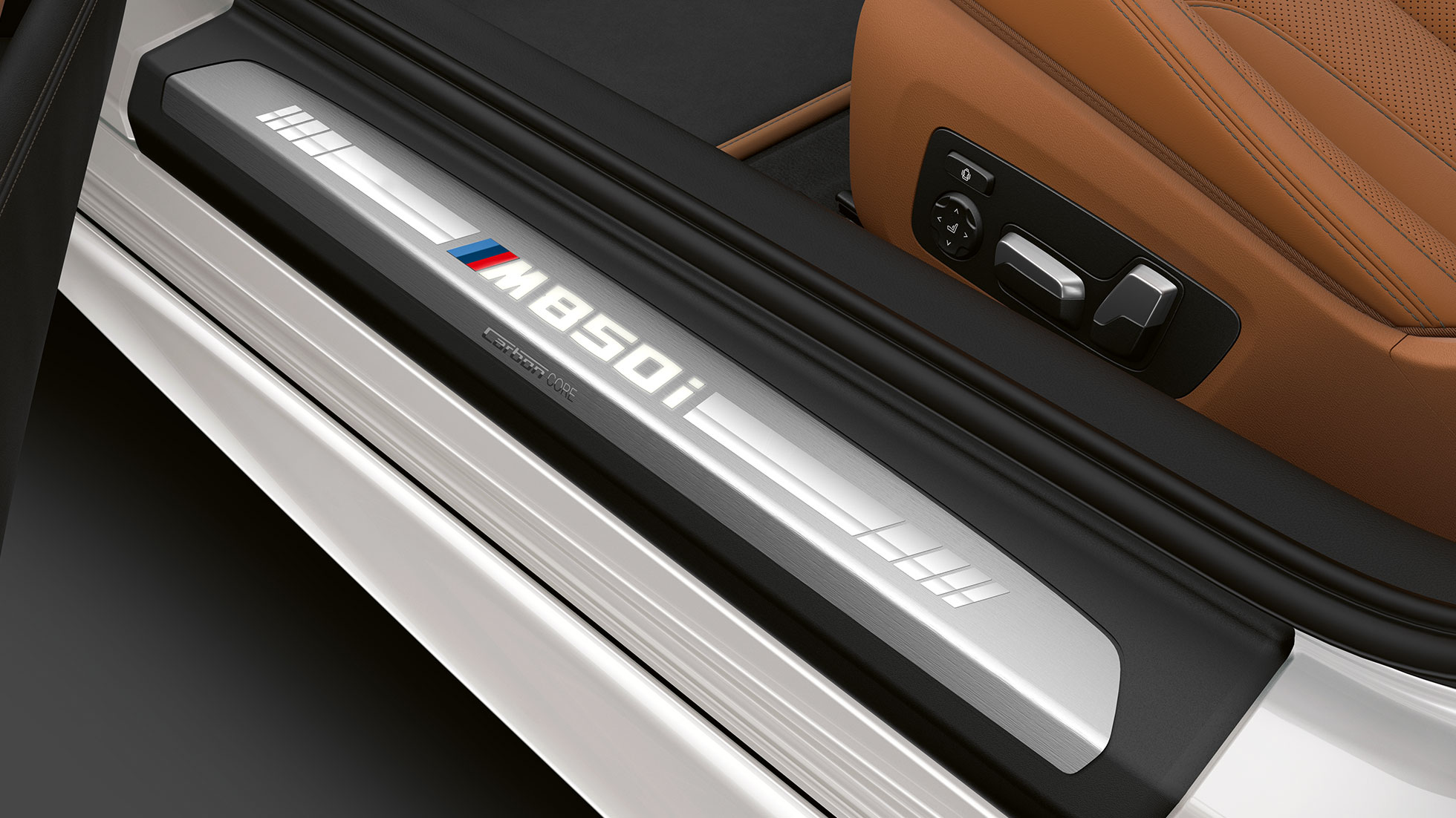 Imagine cu pragurile portierelor BMW M850i xDrive în Alb Mineral metalizat. Imagine cu pragurile portierelor BMW M850i xDrive în Alb Mineral metalizat.