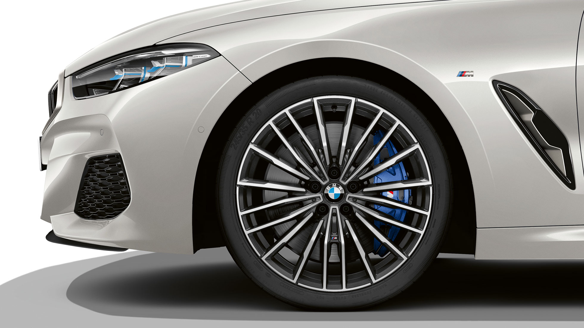 Jante M din aliaj uşor de 20” Multi-spoke, tip 729 M ale BMW M850i xDrive în Alb Mineral metalizat. Jante M din aliaj uşor de 20” Multi-spoke, tip 729 M ale BMW M850i xDrive în Alb Mineral metalizat.