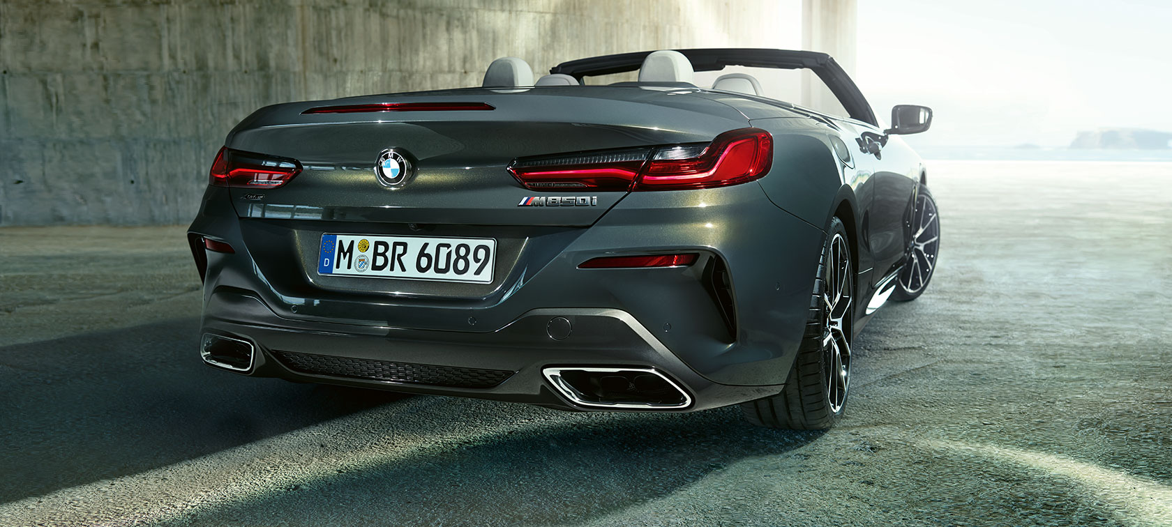 Imagine cu trei sferturi din partea spate a BMW M850i xDrive în Gri Dravit metalizat. Imagine cu trei sferturi din partea spate a BMW M850i xDrive în Gri Dravit metalizat.