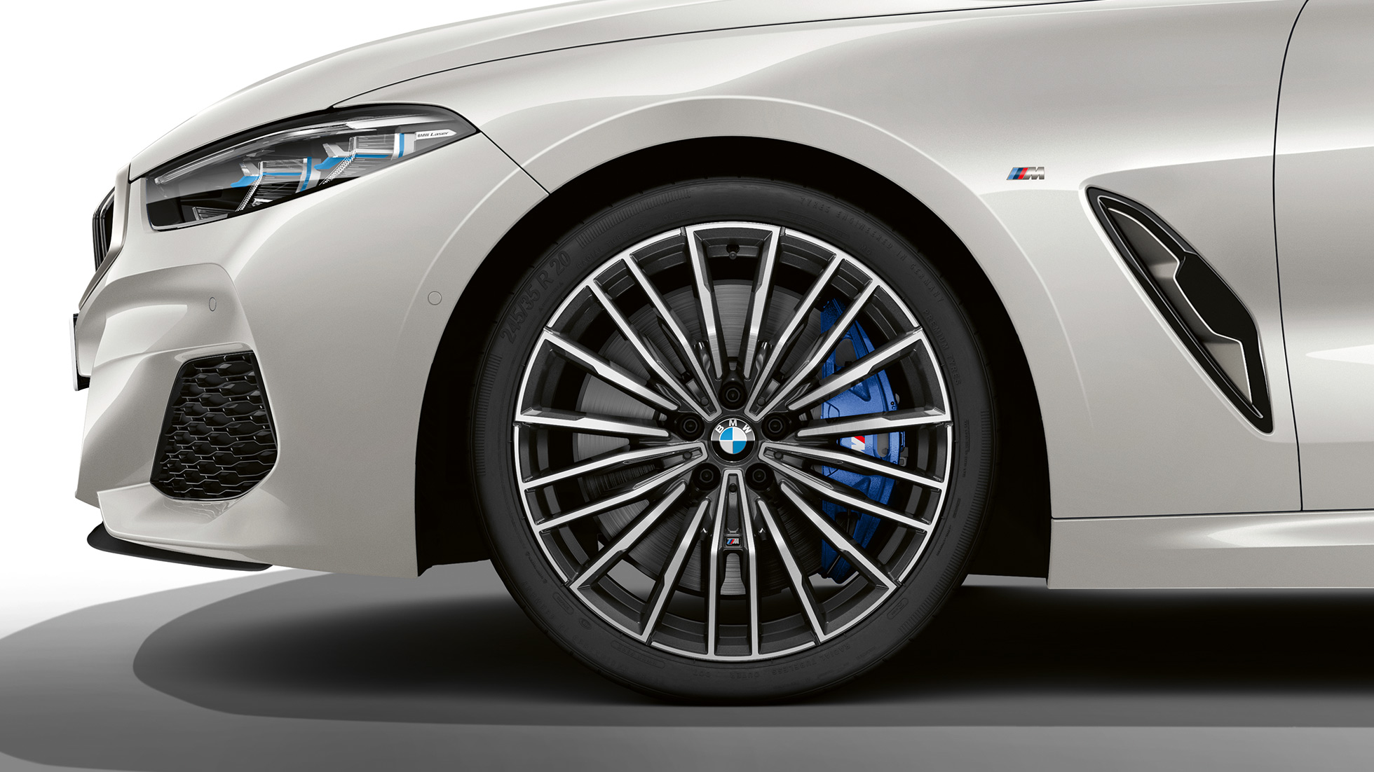 Jantele M din aliaj uşor de 20” Multi-spoke, tip 729 M ale BMW M850i xDrive. Jantele M din aliaj uşor de 20” Multi-spoke, tip 729 M ale BMW M850i xDrive.