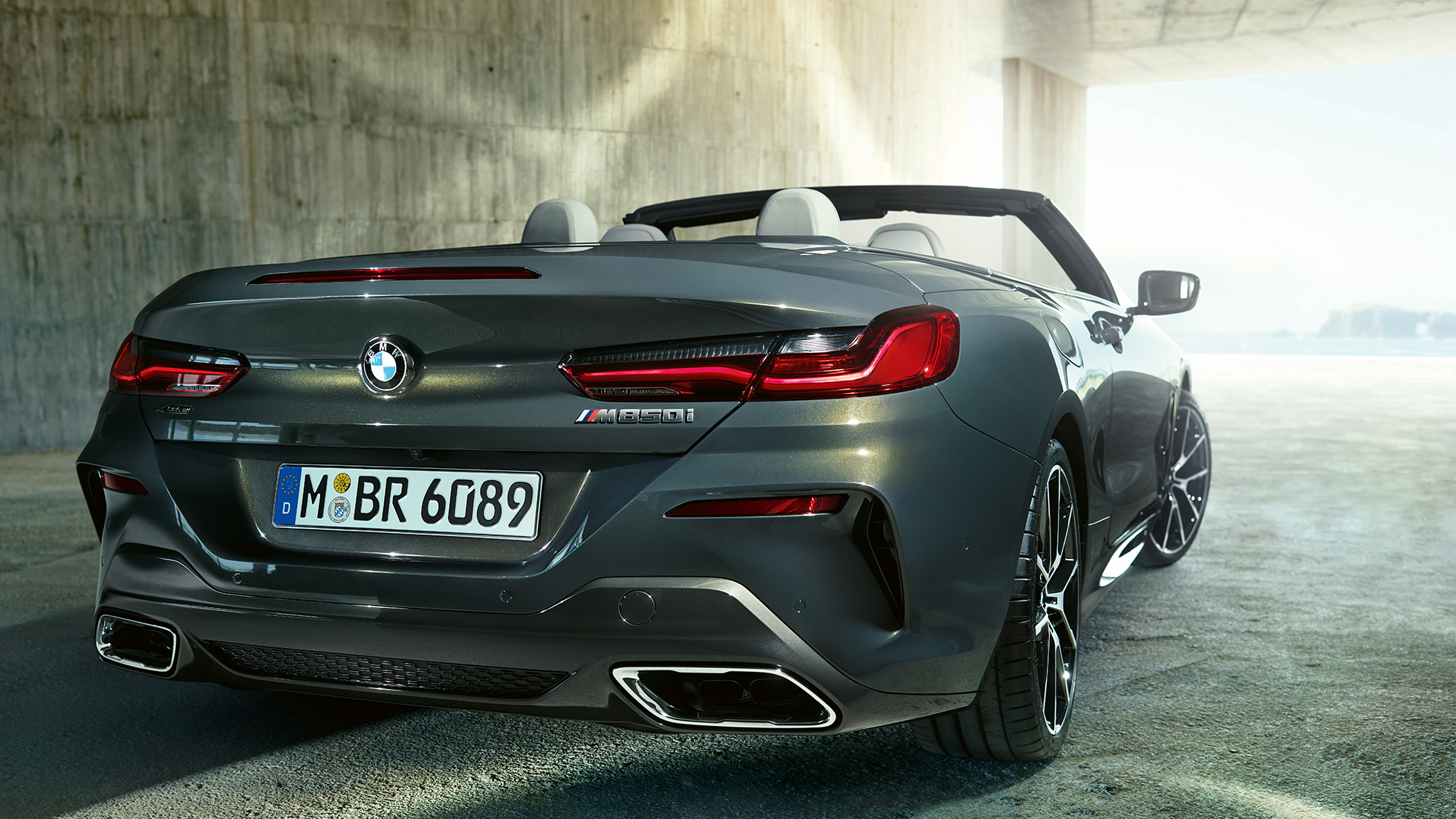 Imagine cu trei sferturi din partea dreaptă-spate a BMW M850i xDrive în Gri Dravit metalizat. Imagine cu trei sferturi din partea dreaptă-spate a BMW M850i xDrive în Gri Dravit metalizat.