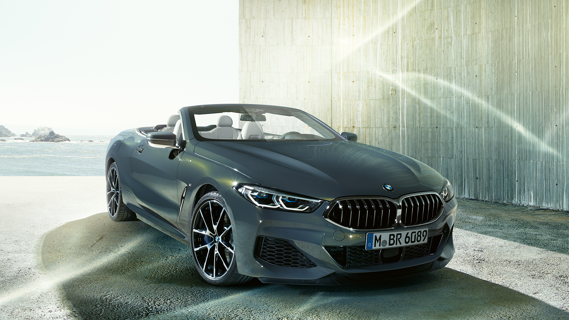 Imagine cu trei sferturi din partea stângă-faţă a BMW M850i xDrive în Gri Dravit metalizat. Imagine cu trei sferturi din partea stângă-faţă a BMW M850i xDrive în Gri Dravit metalizat.