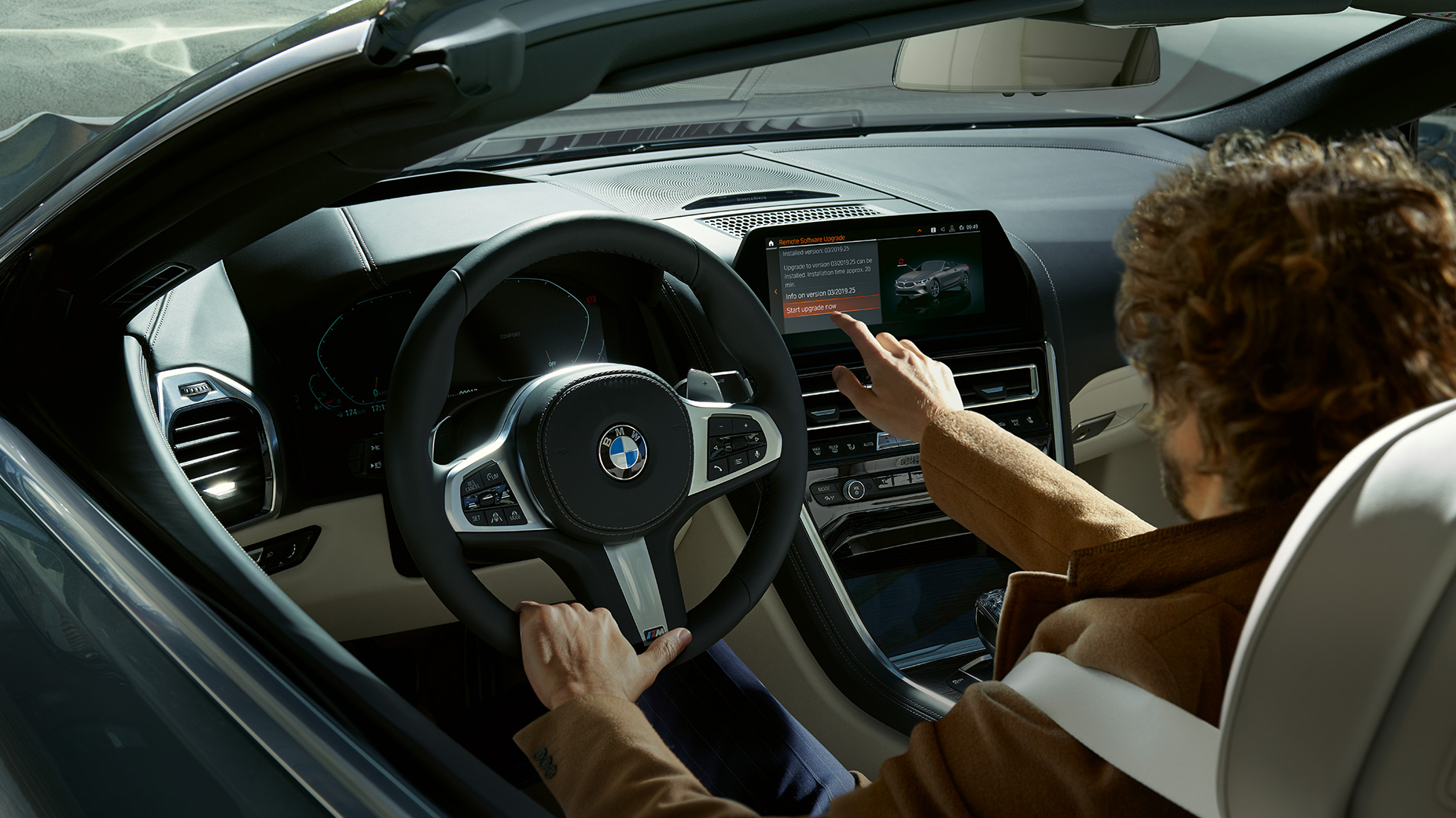 Imagine cu conducătorul auto al BMW M850i xDrive operând Habitaclul BMW Live Professional prin intermediul controlului tactil. Imagine cu conducătorul auto al BMW M850i xDrive operând Habitaclul BMW Live Professional prin intermediul controlului tactil.