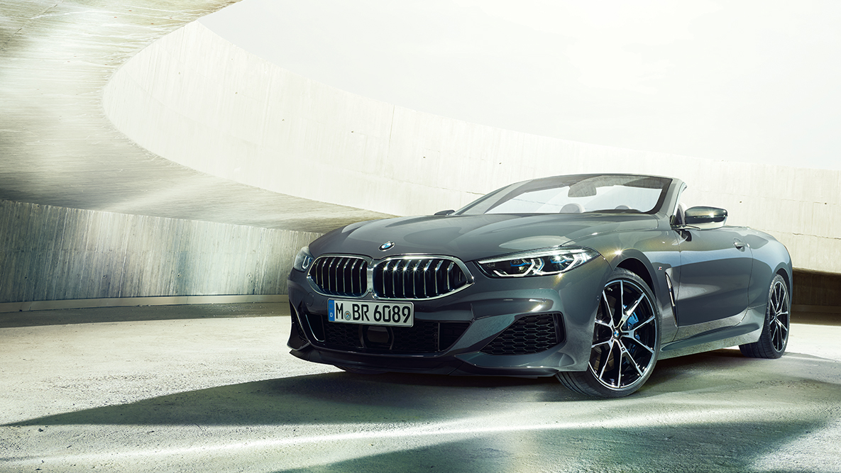 Imagine cu trei sferturi din partea dreaptă-faţă a BMW M850i xDrive în Gri Dravit metalizat. Imagine cu trei sferturi din partea dreaptă-faţă a BMW M850i xDrive în Gri Dravit metalizat.