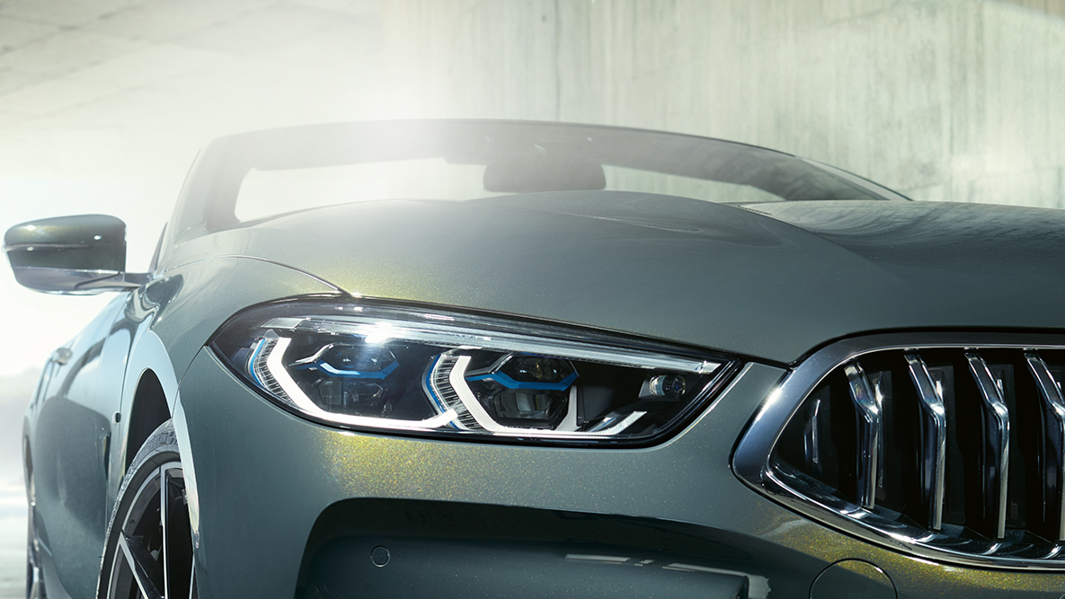Imagine din stânga-faţă cu BMW M850i xDrive în Gri Dravit metalizat cu faruri BMW Laserlight. Imagine din stânga-faţă cu BMW M850i xDrive în Gri Dravit metalizat cu faruri BMW Laserlight.