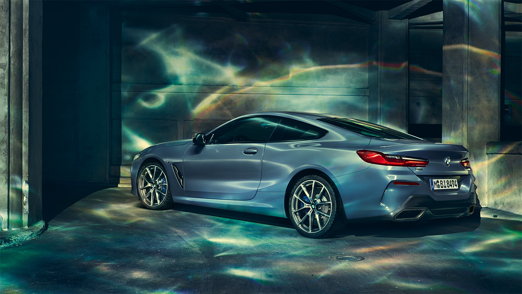 Trei sferturi din partea frontală a BMW Seria 8 Imagine cu trei sferturi din partea frontală a BMW Seria 8 Coupé staţionând într-un peisaj urban.