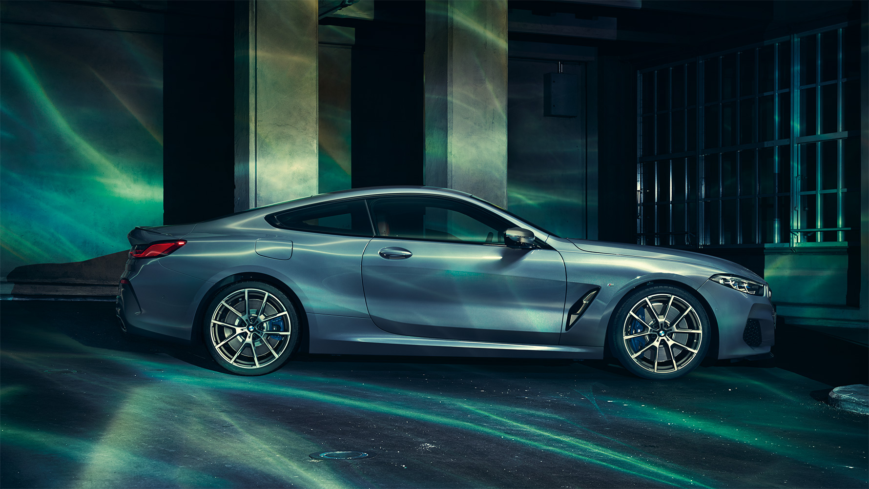 Imagine din lateral cu BMW Seria 8 Imagine din lateral cu BMW Seria 8 Coupé staţionând într-un peisaj urban.