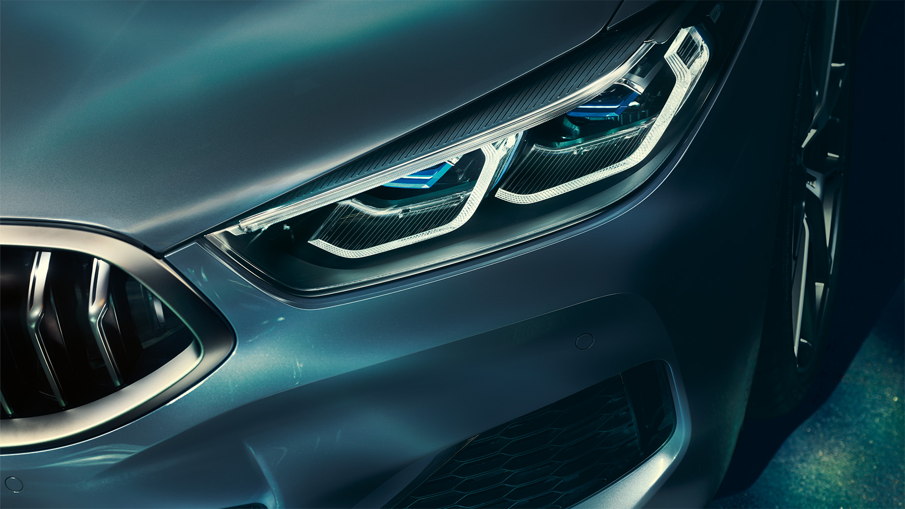 Farurile cu laser ale BMW Seria 8 Imagine în prim-plan cu farurile cu laser din partea frontală a BMW Seria 8 Coupé.