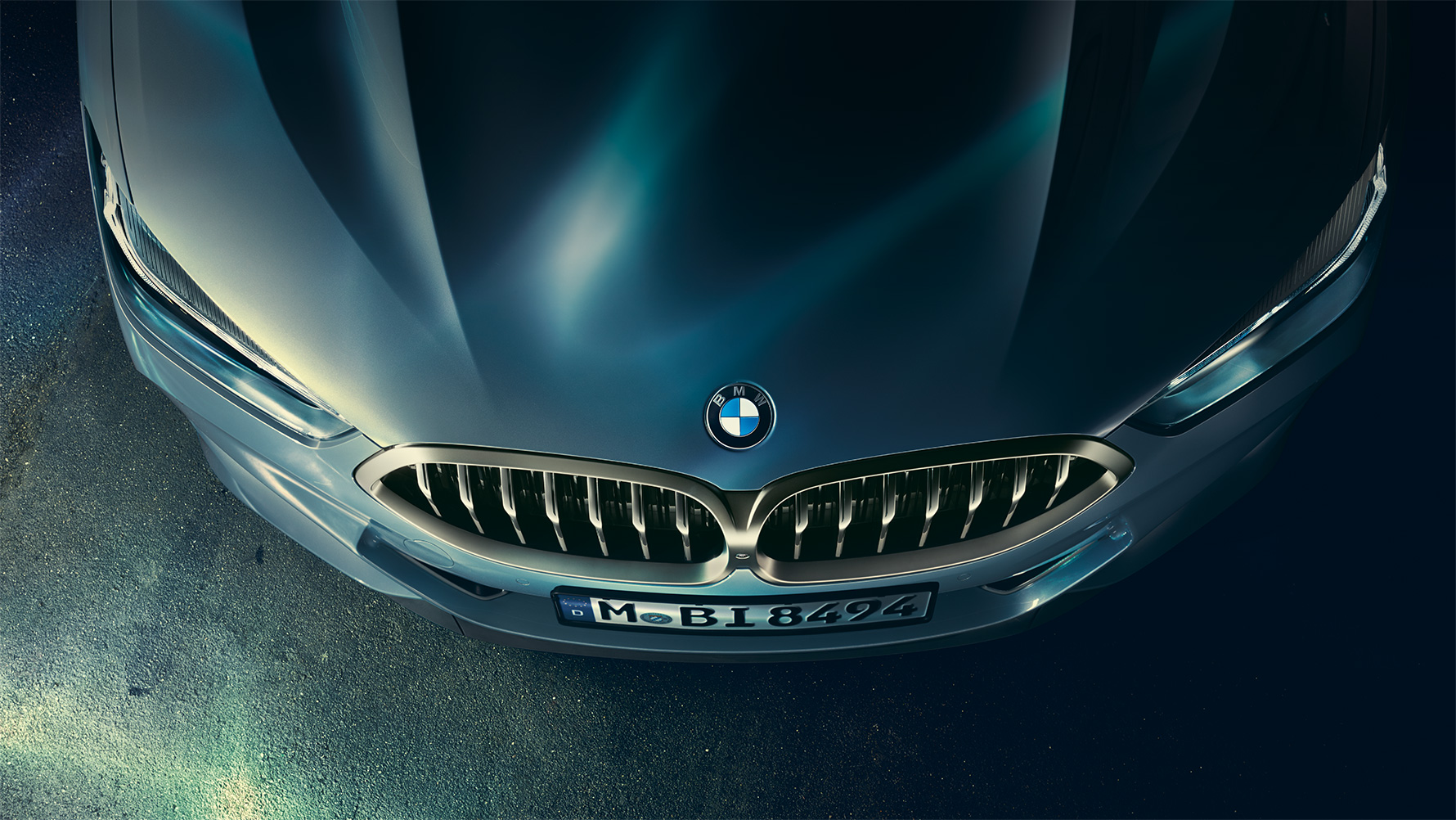 Capota BMW Seria 8 Coupé Imagine în prim-plan cu capota BMW Seria 8 Coupé din perspectivă de sus.