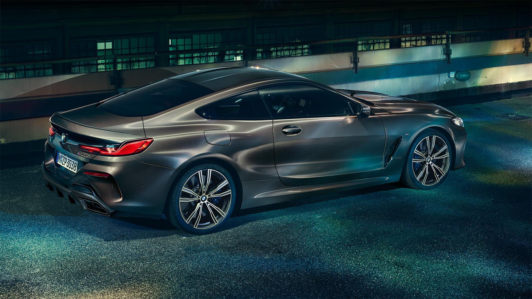 Imagine din lateral cu BMW Seria 8 Coupé cu echipamente BMW Individual staţionând noaptea într-un peisaj urban Imagine din lateral cu BMW Seria 8 Coupé cu echipamente BMW Individual staţionând noaptea într-un peisaj urban.