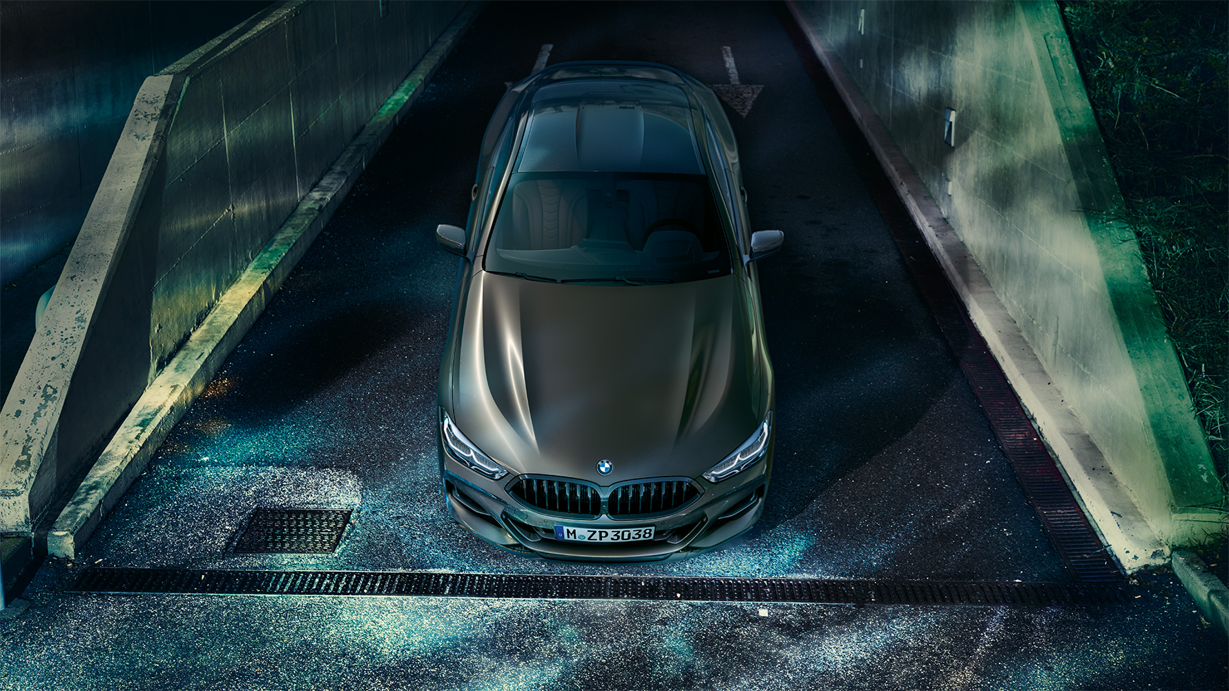 Imagine din faţă cu BMW Seria 8 Coupé cu echipamente BMW Individual staţionând noaptea într-un peisaj urban Imagine din faţă cu BMW Seria 8 Coupé cu echipamente BMW Individual staţionând noaptea într-un peisaj urban.