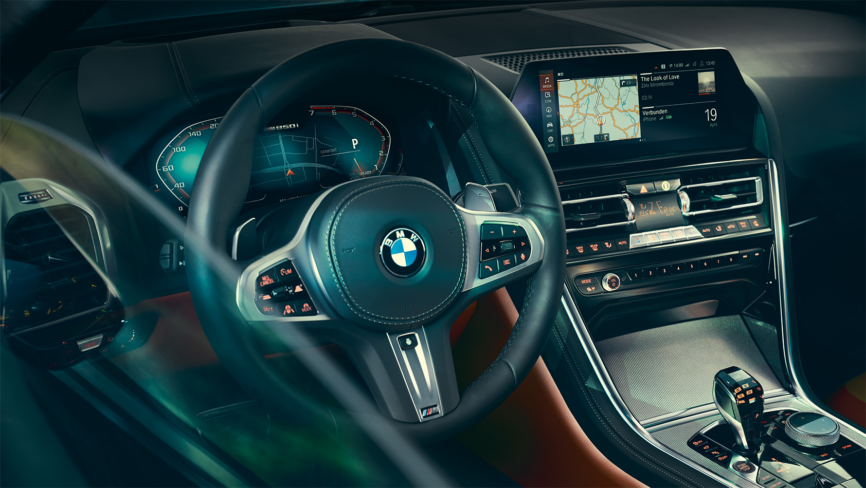 Habitaclul BMW Seria 8 Coupé Imagine în prim-plan cu interiorul BMW Seria 8 Coupé, focalizată pe volan.
