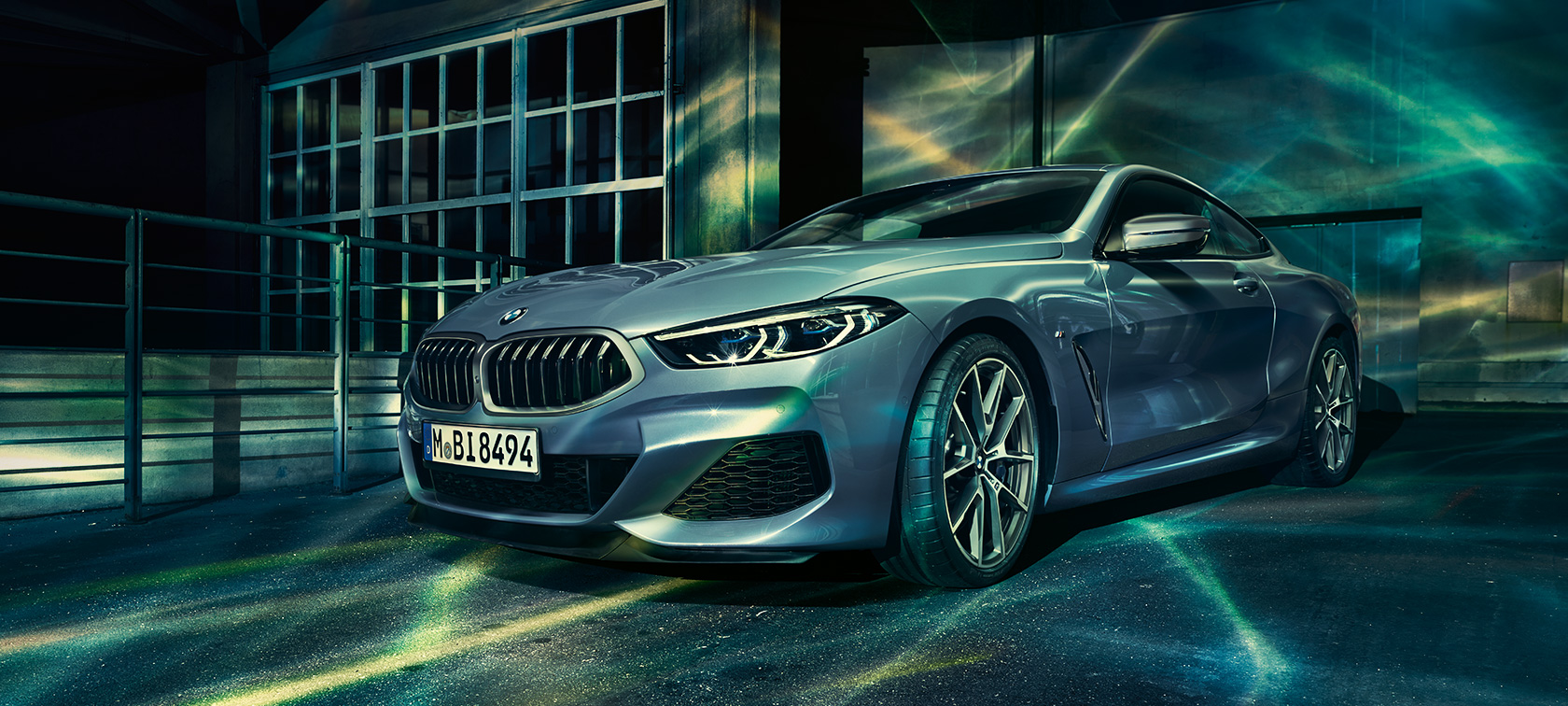 Trei sferturi din partea frontală a BMW Seria 8 Imagine cu trei sferturi din partea frontală a BMW Seria 8 Coupé staţionând într-un peisaj urban.