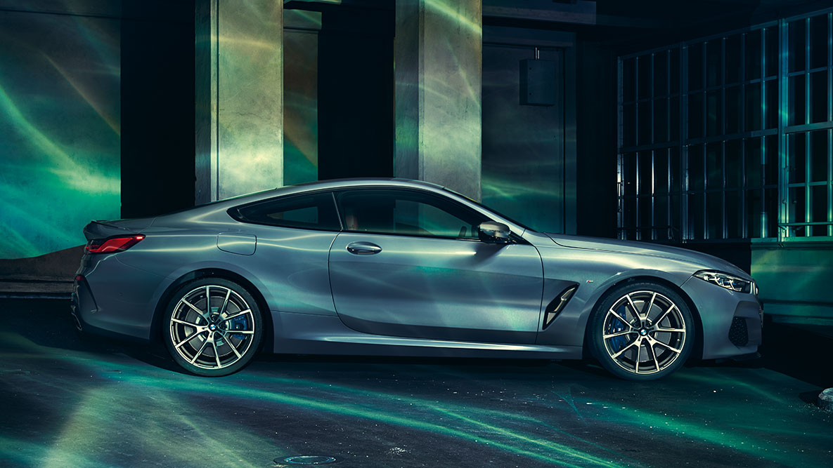Imagine din lateral cu BMW Seria 8 Coupé. Imagine din lateral cu BMW Seria 8 Coupé staţionând, într-un peisaj urban.