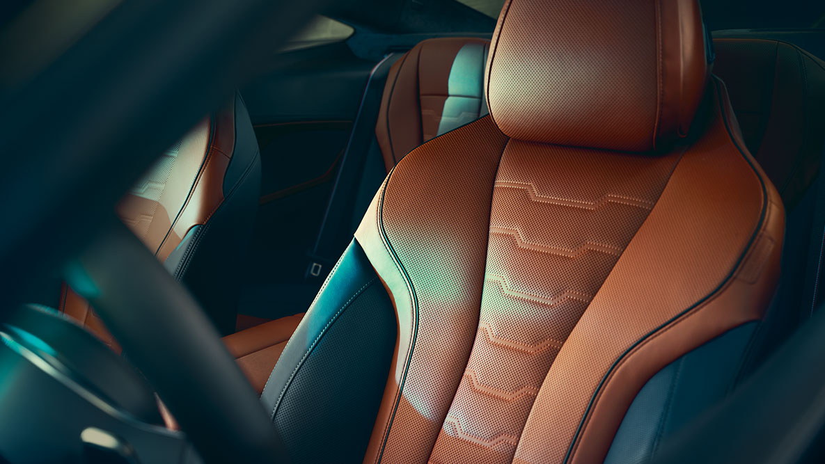 Scaunul multifuncţional al BMW Seria 8 Coupé. Imagine în prim-plan cu scaunul multifuncţional îmbrăcat în piele Merino al BMW Seria 8 Coupé.