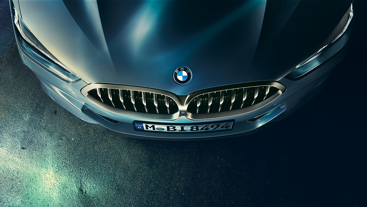 Capota BMW Seria 8 Coupé. Imagine în prim-plan cu capota BMW Seria 8 Coupé din perspectivă de sus.