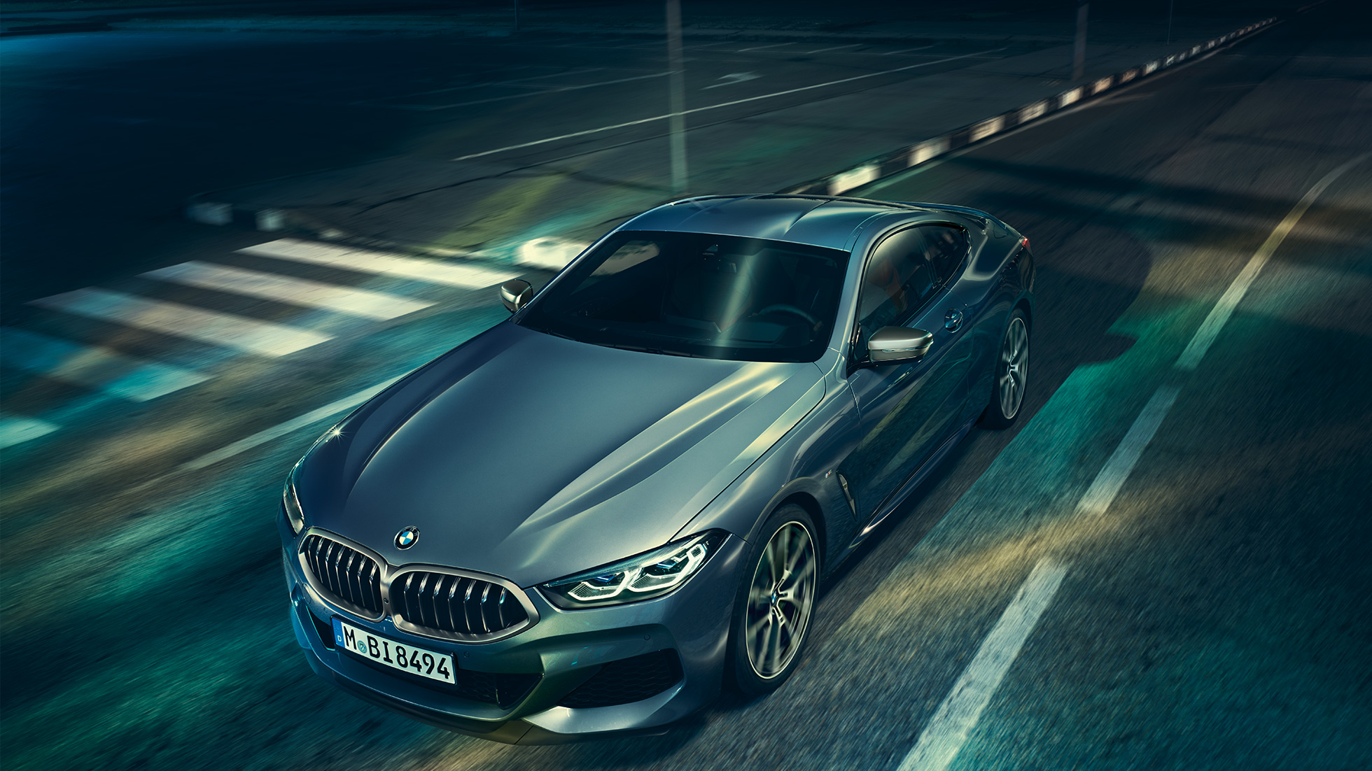 Imagine cu trei sferturi din partea frontală a BMW Seria 8 Coupé. Imagine cu trei sferturi din partea frontală a BMW Seria 8 Coupé, staţionând, cu prim-plan pe capotă.