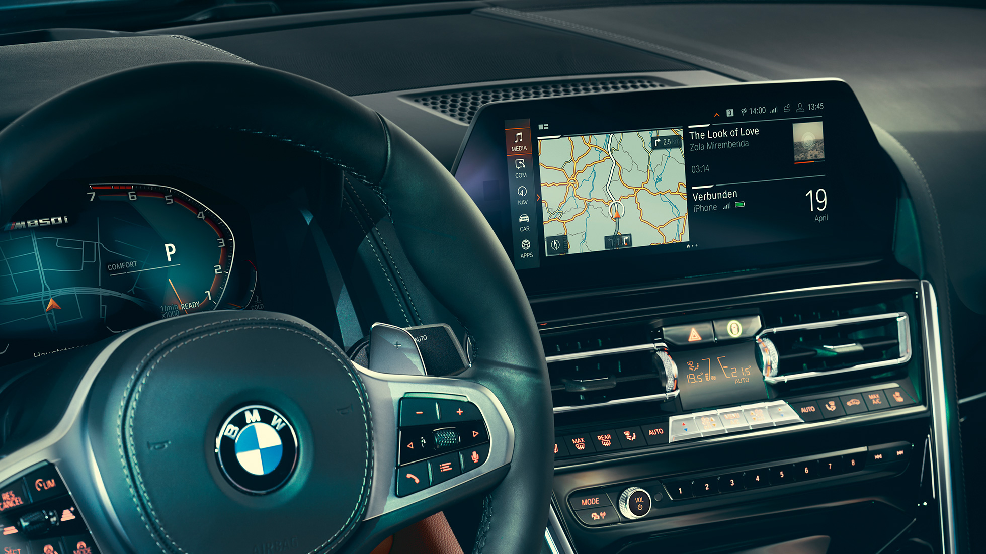 Habitaclul BMW Seria 8 Coupé. Habitaclul BMW Seria 8 Coupé, cu imagine în prim-plan cu volanul şi Control Display-ul.