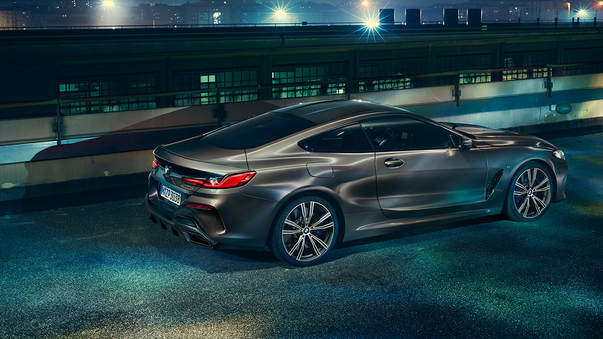 Imagine cu BMW Seria 8 Coupé staţionând. Imagine din lateral cu BMW Seria 8 Coupé cu echipamente BMW Individual staţionând noaptea, într-un peisaj urban.