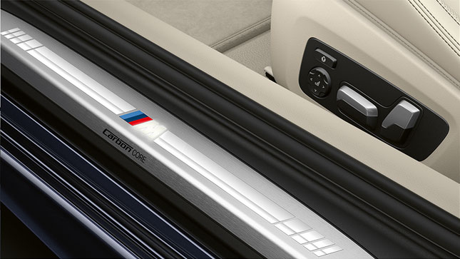 Pragurile portierelor BMW Seria 8 Coupé cu logo „M”. Imagine în prim-plan cu pragurile portierelor BMW Seria 8 Coupé cu logo „M”.