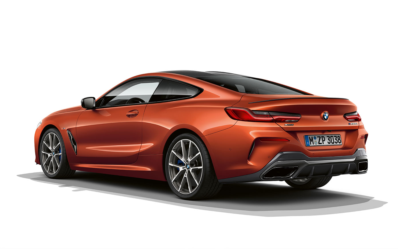 BMW Seria 8 Coupé în Portocaliu Sunset metalizat. Imagine cu BMW Seria 8 Coupé în Portocaliu Sunset metalizat, staţionând pe fundal alb.