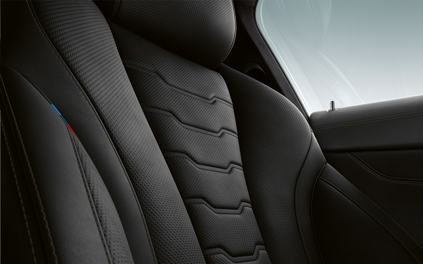 Tapiţeria BMW Seria 8 Coupé. Imagine în prim-plan cu tapiţeria şi cusăturile BMW Seria 8 Coupé.