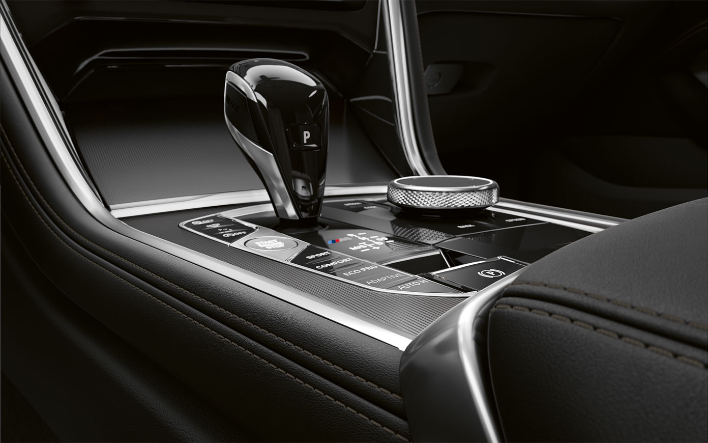 Consola centrală a BMW Seria 8 Coupé. Imagine în prim-plan cu consola centrală a BMW Seria 8 Coupé.