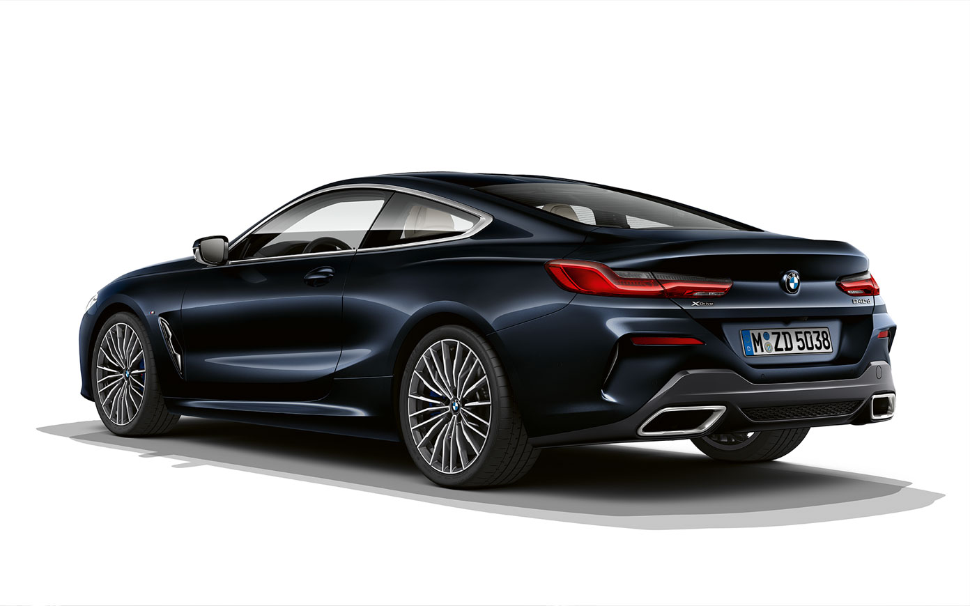 BMW Seria 8 Coupé în Negru Carbon metalizat. Imagine cu BMW Seria 8 Coupé în Negru Carbon metalizat, staţionând pe un fundal alb.