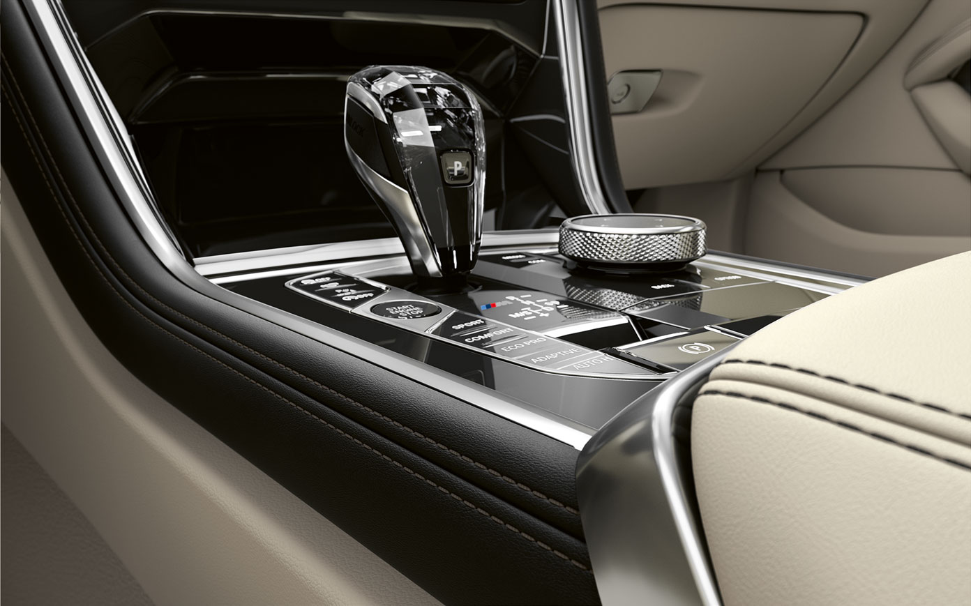 Consola centrală a BMW Seria 8 Coupé. Imagine în prim-plan cu consola centrală a BMW Seria 8 Coupé.