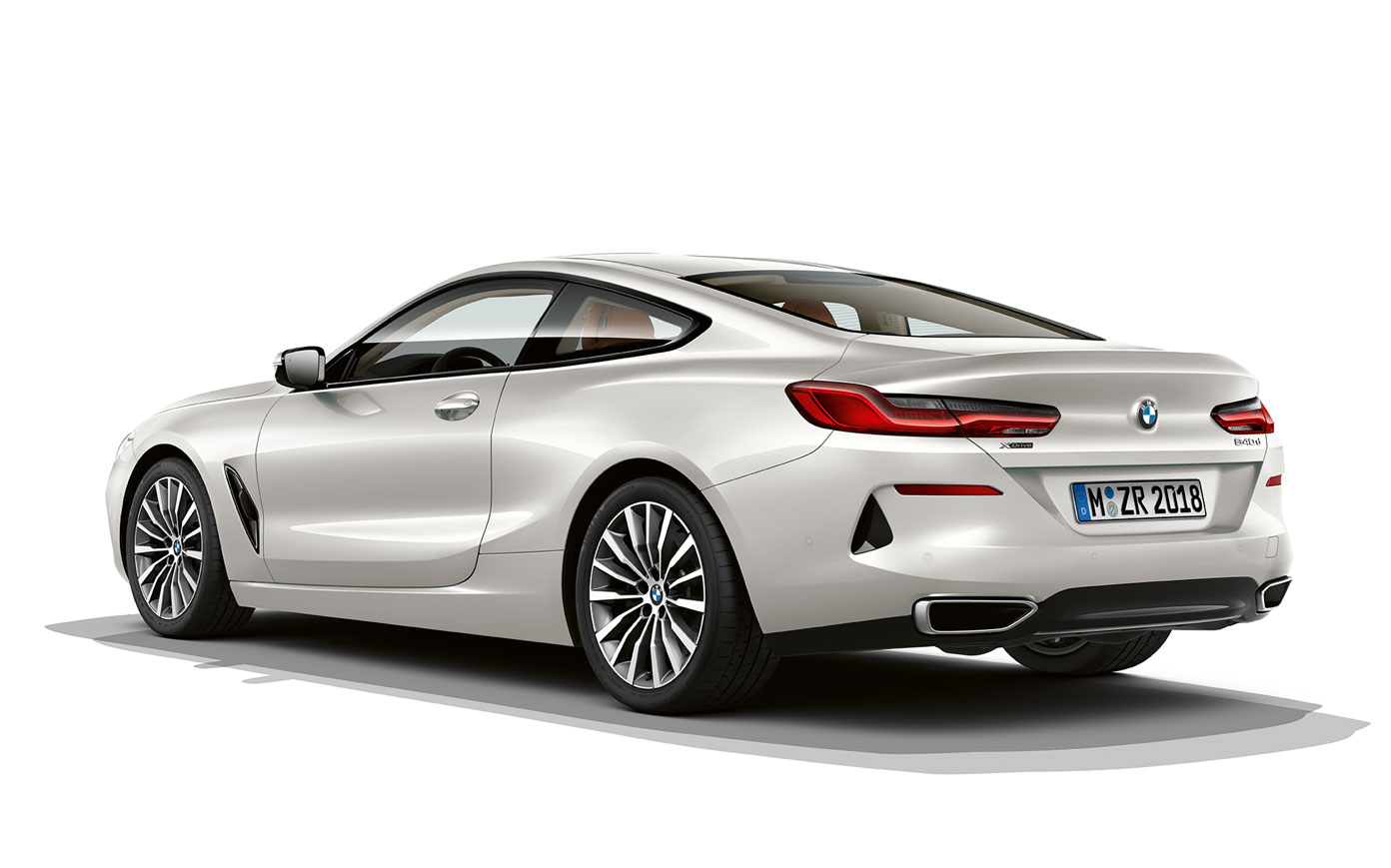 BMW Seria 8 Coupé în Alb Mineral metalizat. Imagine cu BMW Seria 8 Coupé în Alb Mineral metalizat, staţionând pe un fundal alb.