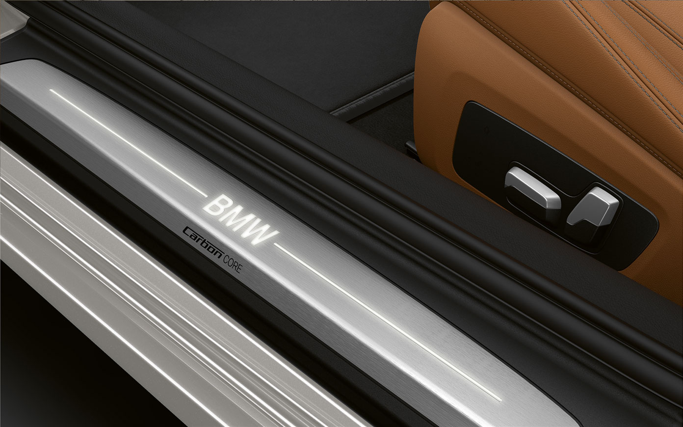 Pragurile portierelor BMW Seria 8 Coupé cu logo „BMW”. Imagine în prim-plan cu pragurile portierelor BMW Seria 8 Coupé cu logo „BMW”.