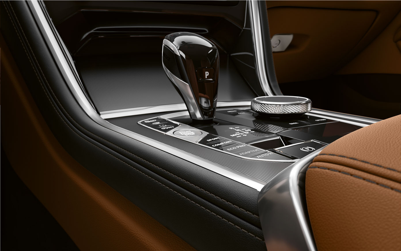 Consola centrală a BMW Seria 8 Coupé. Imagine în prim-plan cu consola centrală a BMW Seria 8 Coupé.