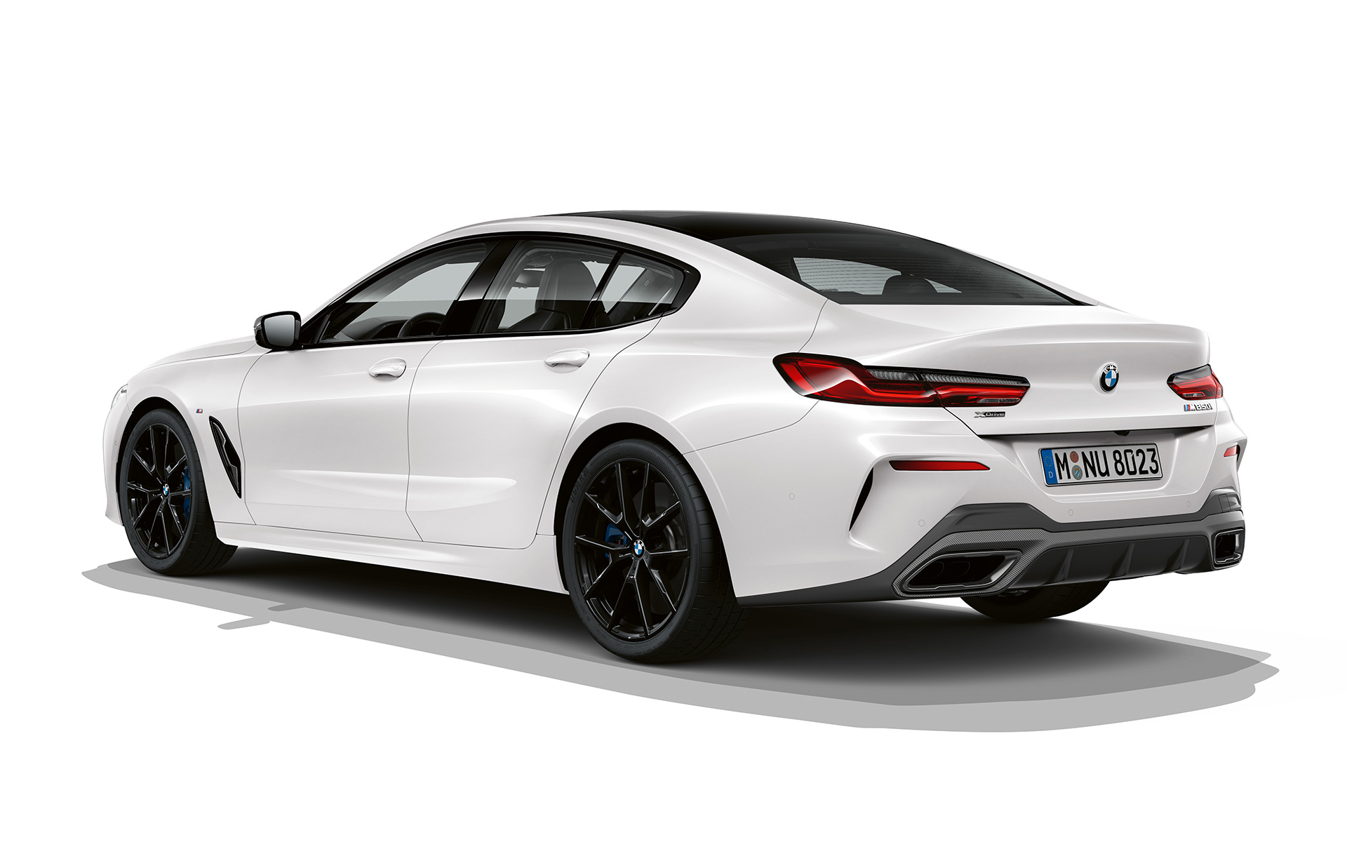 Imagine cu trei sferturi din partea spate a BMW Seria 8 Gran Coupé „Pure Contrast” Imagine cu trei sferturi din partea spate a BMW Seria 8 Gran Coupé „Pure Contrast”