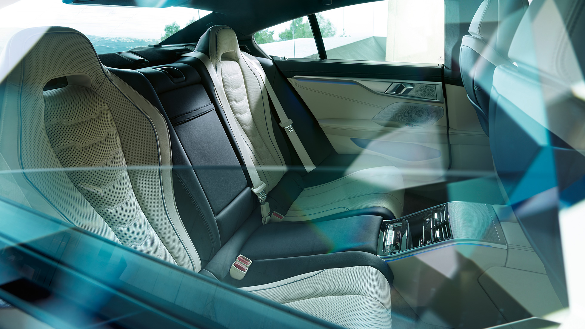 Designul interior al părţii spate Imagine cu designul interior al părţii spate a BMW Seria 8 Gran Coupé