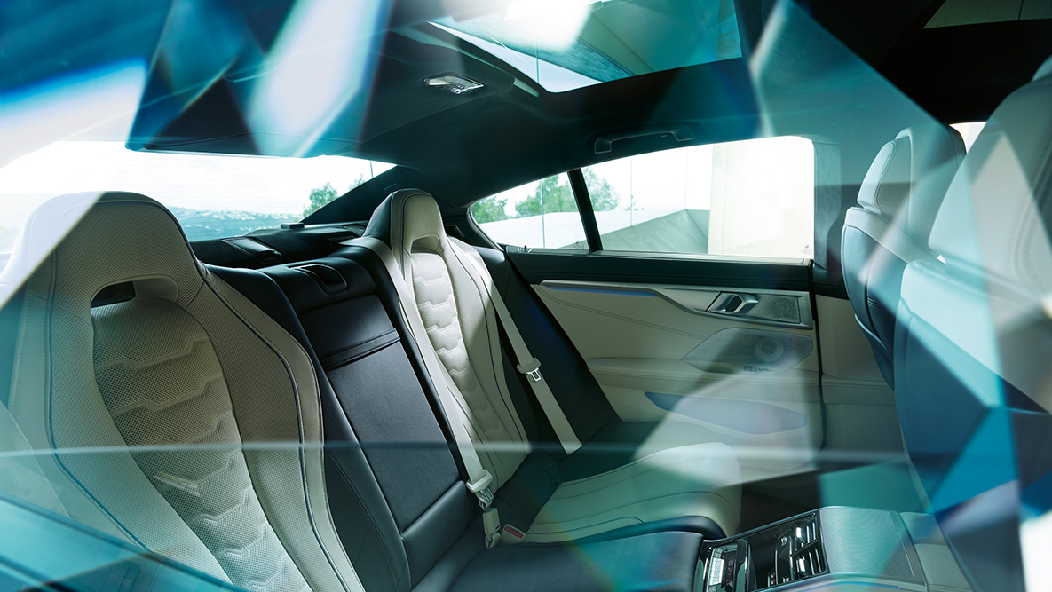 Aspect de automobil sport în partea spate Imagine cu BMW Seria 8 Gran Coupé cu aspect de automobil sport în partea spate