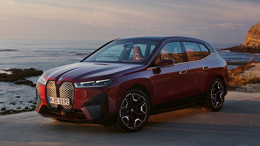 Aerodinamica exterioară a BMW iX i20 SUV electric BMW iX xDrive50 Imagine din partea laterală din exterior cu BMW iX i20 2021 SUV electric BMW iX xDrive50 Roşu Aventurin