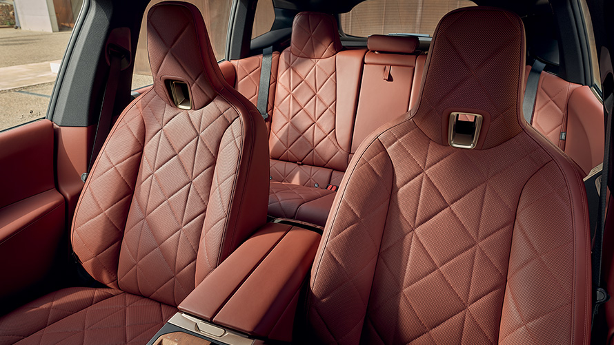 Interiorul BMW iX i20 SUV electric Interiorul din piele Suite Castanea al BMW iX i20 2021 SUV electric