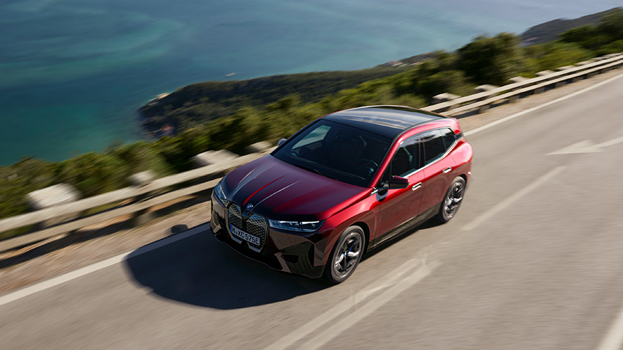 Performanţa BMW iX i20 SUV electric BMW iX xDrive50 Performanţa BMW iX i20 2021 SUV electric BMW iX xDrive50 Roşu Aventurin în mers pe stradă