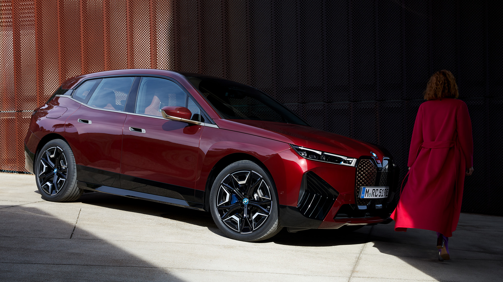 Imagine cu trei sferturi din partea laterală a BMW iX, exterior Imagine cu trei sferturi din partea laterală a BMW iX i20, exterior, Roşu Aventurin