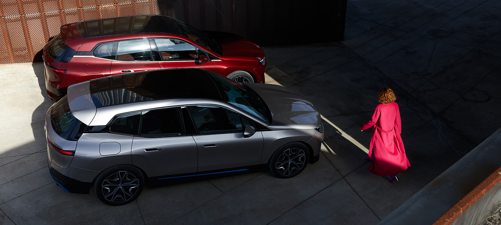 Imagine de sus a BMW iX, cu model Imagine de sus a BMW iX i20, Roşu Aventurin şi Argintiu Cashmere, cu model
