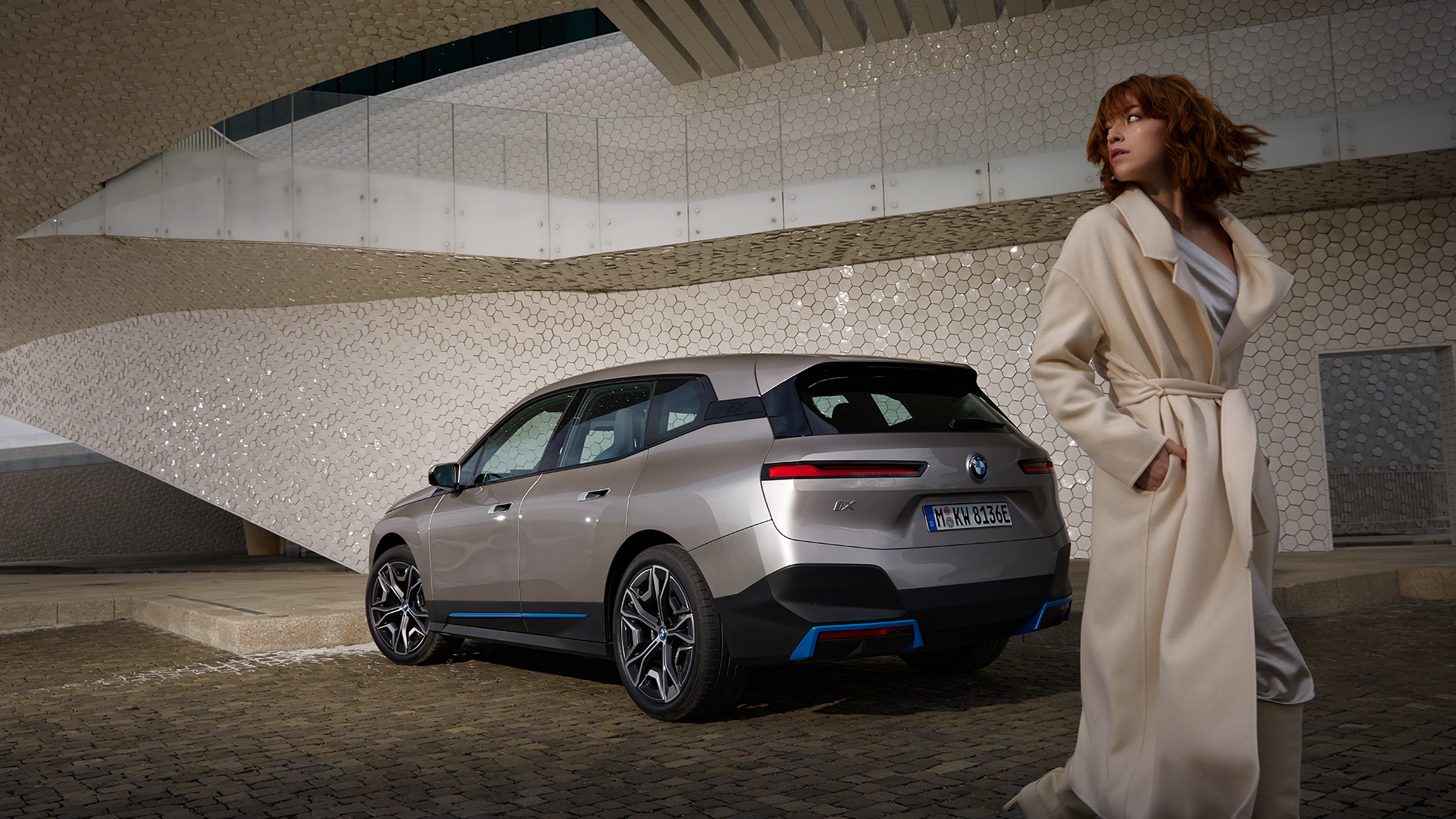 Imagine cu trei sferturi din partea din spate a BMW iX, staţionând Imagine cu trei sferturi din partea din spate a BMW iX i20, Argintiu Cashmere, staţionând