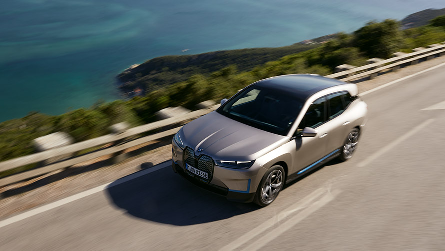 Imagine de sus a BMW iX, pe şosea Imagine de sus a BMW iX i20, Argintiu Cashmere, pe şosea