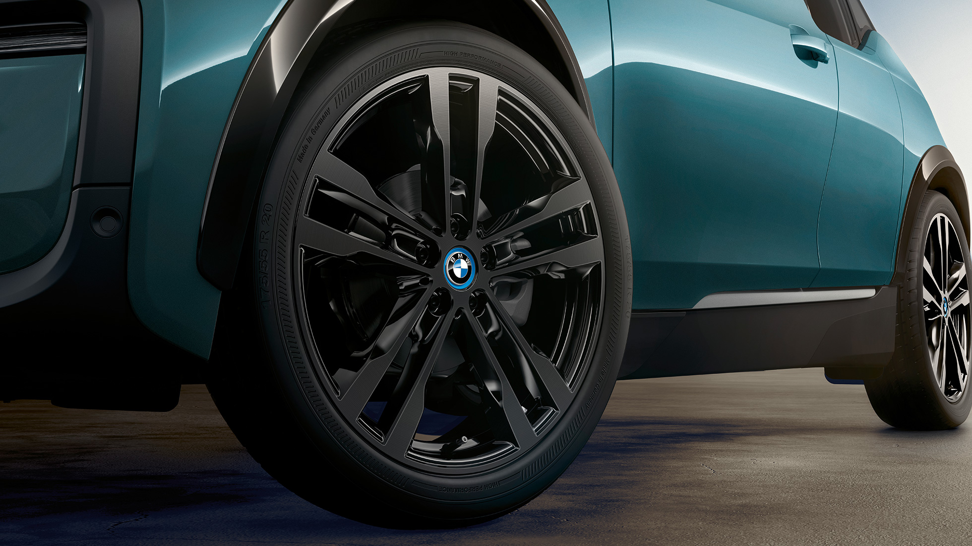 Imagine cu jantele din aliaj uşor ale BMW i3, 2018 Imagine în prim-plan cu jantele din aliaj uşor ale BMW i3, I01, 2018, în Bej Jucaro cu detalii în Gri Frozen metalizat