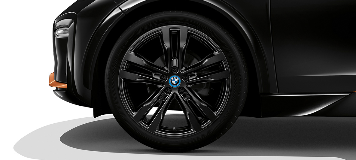 Imagine în prim-plan cu jantele din aliaj uşor ale BMW i3s Edition RoadStyle, 2019 Imagine în prim-plan cu jantele din aliaj uşor ale BMW i3s „Edition RoadStyle”, I01, 2019, în Negru Fluid cu detalii în E-Copper