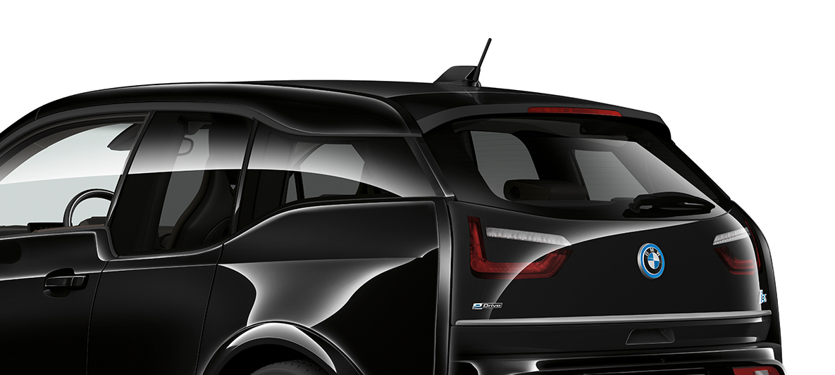 Imagine cu trei sferturi din partea spate a BMW i3s „Edition RoadStyle”, 2019 Imagine cu trei sferturi din partea spate a BMW i3s „Edition RoadStyle”, I01, 2019, în Negru Fluid cu detalii în E-Copper
