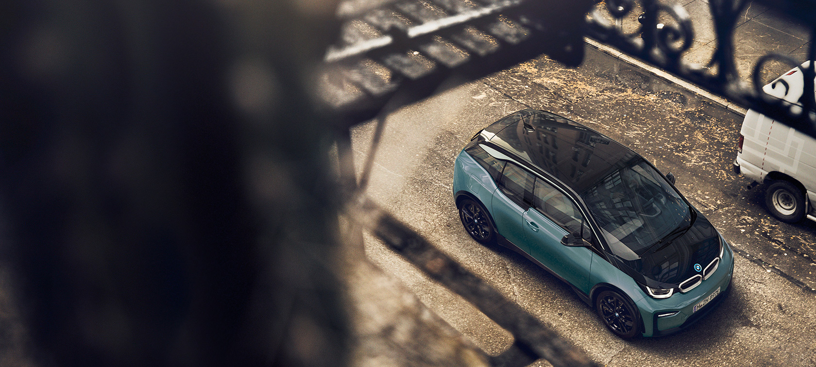 Imagine de sus cu BMW i3, 2018 Imagine de sus cu plafonul din carbon al BMW i3, I01, 2018, în Bej Jucaro cu detalii în Gri Frozen metalizat