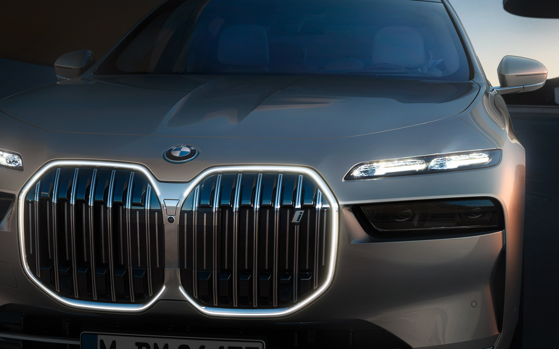 Exteriorul unui BMW i7 Sedan G70 cu grilă frontală BMW Iconic Glow Exteriorul unui BMW i7 Sedan G70 cu grila frontală BMW Iconic Glow pornită