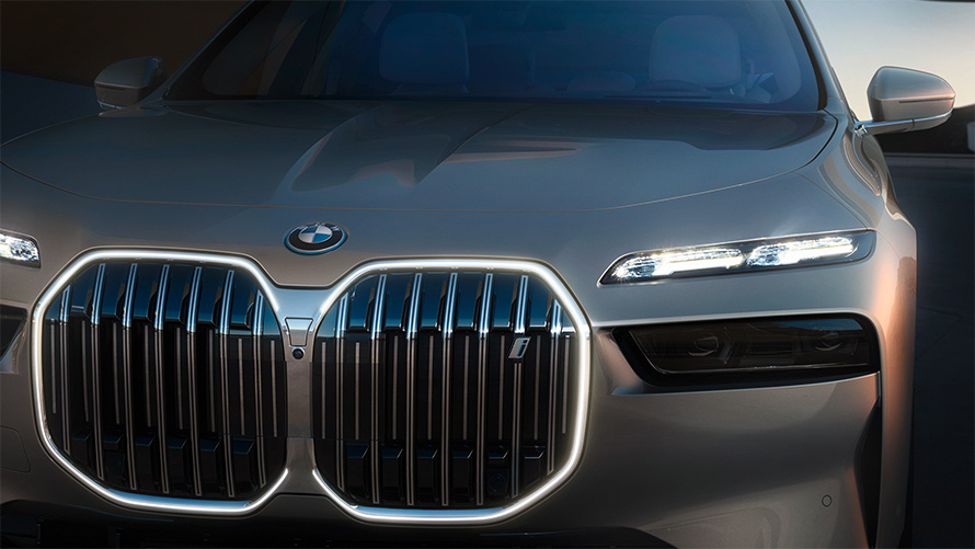 Exteriorul unui BMW i7 Sedan G70 cu grila frontală BMW Iconic Glow pornită