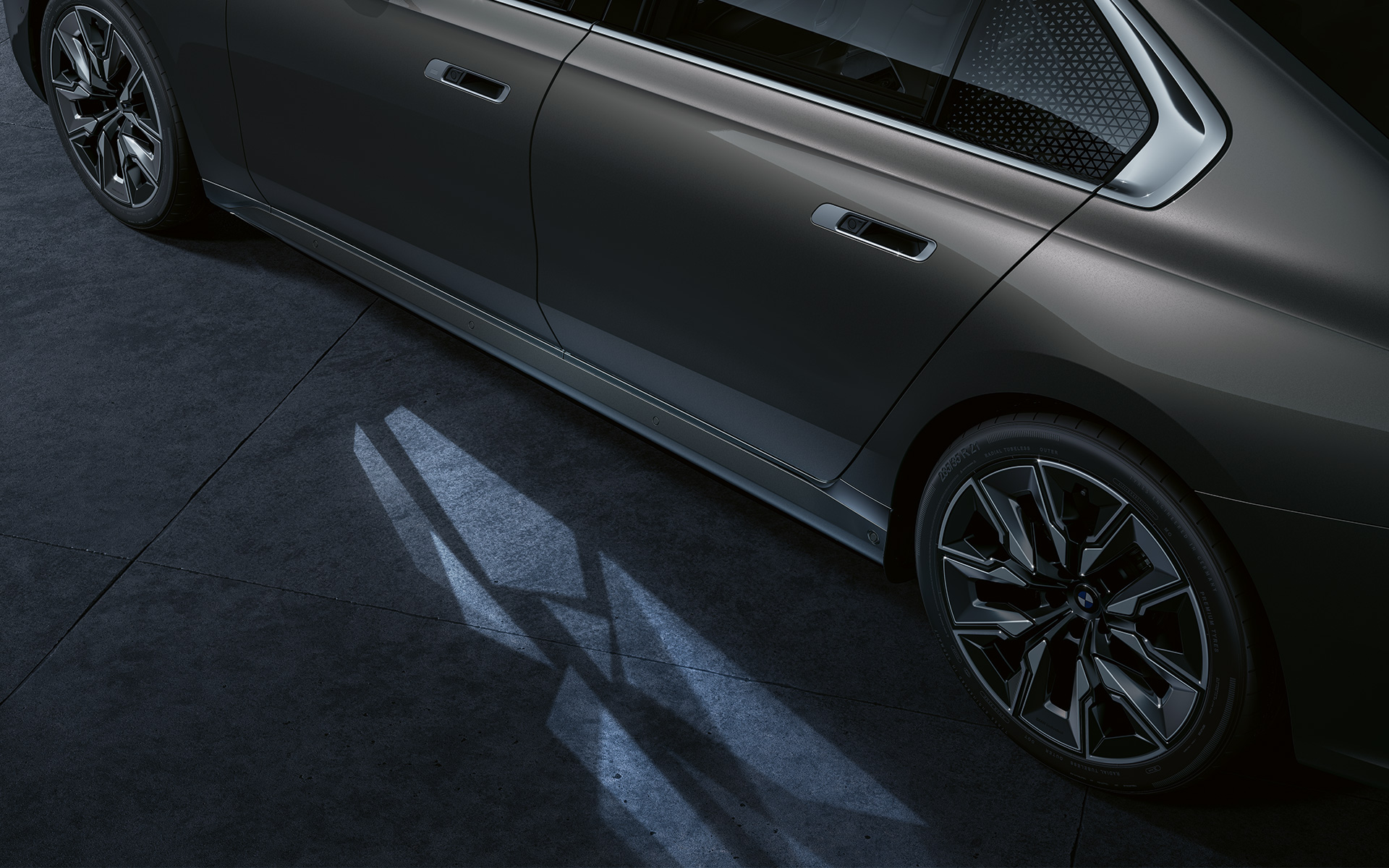 Exteriorul unui BMW i7 G70 cu „covor” luminos de întâmpinare „Covor” luminos de întâmpinare.