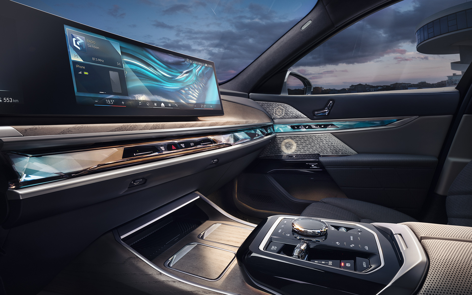 Interiorul unui BMW i7 Sedan G70 cu panou de bord şi bară de interacţiune Interiorul unui BMW i7 Sedan G70 cu panou de bord şi bară de interacţiune care se aprinde la atingere